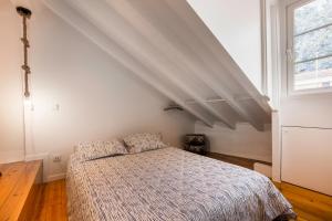 Tempat tidur dalam kamar di Stylish Getaway in a Mezzanine Flat by the Castle