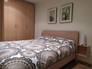 1 dormitorio con cama con edredón en Casa Simon 2, en Roda de Isábena