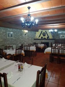 Casa Simon 2 في رودا دي إسبينا: مطعم بطاولات بيضاء وكراسي وثريا