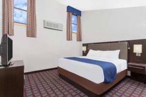 Postel nebo postele na pokoji v ubytování Days Inn by Wyndham Woodbury Long Island