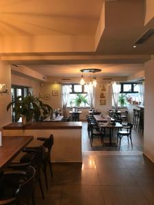Restaurant o un lloc per menjar a Restaurace a Penzion U Klásků