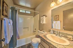 Un baño con lavabo, inodoro y bañera. en Family Cabin with Game Room Near Hiking and Skiing!, en Lake Arrowhead 17 fotos más