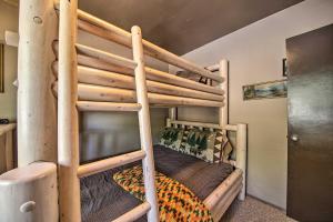 Un dormitorio con dos literas en una habitación. en Family Cabin with Game Room Near Hiking and Skiing!, en Lake Arrowhead