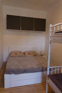 Ένα ή περισσότερα κρεβάτια σε δωμάτιο στο Villa Jean Julien - Le Sancy - Wifi - 2 chambres - 2 Salles d'eau - Rdc - 8 personnes - Terrasse