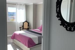 En eller flere senge i et værelse på Charming apartment with sea views, Playa Arenal, Javea