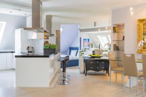 cocina y comedor con mesa y sillas en Apartamenty Market Square, en Wroclaw