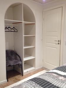 um quarto com uma cama e um closet em Marna Guesthouse doubleroom nr.4 em Tórshavn