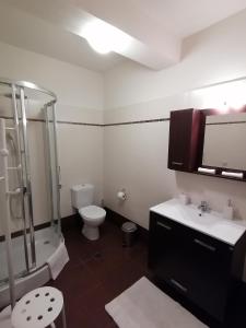 A bathroom at House with View in Amfithea Még 37 kép