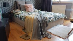 ein Schlafzimmer mit einem Bett mit einer Decke darauf in der Unterkunft Pokoje Gościnne Zblewo in Zblewo