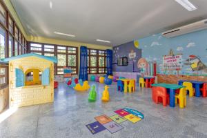 Habitación con sala de juegos con juguetes y mesas. en Lagos de Jurema Termas Resort, en Iretama