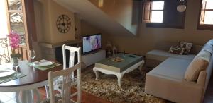 sala de estar con sofá y mesa en Atico Mirador Rualeira, en Combarro