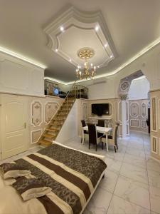 1 dormitorio con 1 cama, escalera y escritorio en Exclusive Apartmanok Szeged, en Szeged
