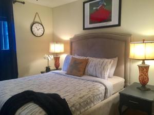 Säng eller sängar i ett rum på Southern Sophistication at Hickory