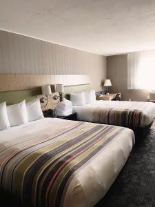 Country Inn & Suites by Radisson, Delta Park North Portland tesisinde bir odada yatak veya yataklar