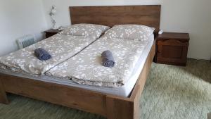 Una cama con dos pares de zapatos. en Naperkély Apartman, en Badacsonytomaj