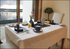 a table with a white table cloth and a table sidx sidx sidx sidx at Cairnryan Bed and Breakfast in Cairnryan +27 photos