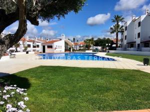 una villa con piscina in un resort di 241 Oliveiras Terraces ad Albufeira
