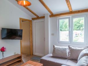 TV a/nebo společenská místnost v ubytování Sunny Bay Village