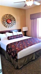 - une chambre avec un grand lit dans l'établissement Highlands Resort at Verde Ridge, à Cottonwood