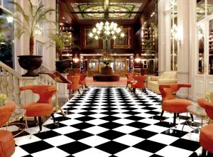 a lobby with a black and white checkered floor at Hotel Geneve CD de Mexico in Mexico City