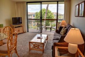 sala de estar con sofá y mesa en Maui Vista 3205 en Kihei