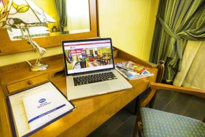 Een TV en/of entertainmentcenter bij Best Western Hotel Artdeco
