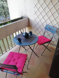 two chairs and a table on a balcony at Appartement pres de beauval et des châteaux in Montrichard