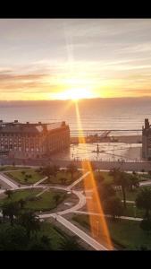 Blick auf eine Stadt mit Sonnenuntergang über dem Meer in der Unterkunft Departamento Plaza Colón, Mar del Plata in Mar del Plata