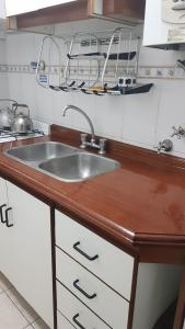eine Küche mit Spüle und Herd in der Unterkunft Departamento Plaza Colón, Mar del Plata in Mar del Plata