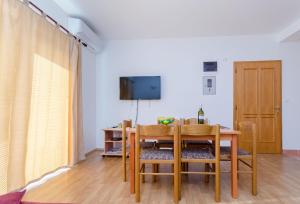 Televízia a/alebo spoločenská miestnosť v ubytovaní Apartments Alex