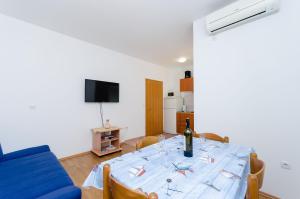 Televízia a/alebo spoločenská miestnosť v ubytovaní Apartments Alex