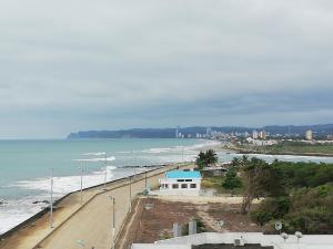 a view of a beach with a city and the ocean at Hotel Internacional en Atacames in Atacames