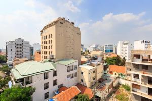 een uitzicht over de stad met gebouwen bij Sky Home 3bedroom in Ho Chi Minh-stad