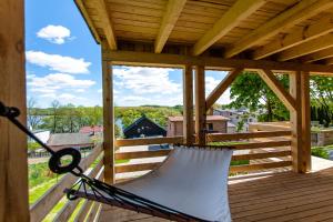 Balkon lub taras w obiekcie DOMKI APARTAMENTOWE CHMIELÓWKA