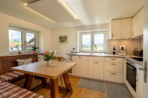 a kitchen and living room with a table and a couch at Ferienwohnung "Florin" in Ofterschwang