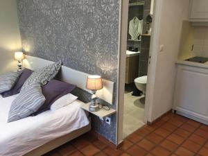 1 dormitorio con 1 cama y baño con aseo en La Closerie de Baneuil, en Baneuil