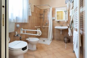 bagno con servizi igienici e lavandino di Hotel Gennarino a Livorno