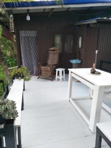 een witte tafel en stoelen op een patio bij Oui Kaew Homestay in Phayao