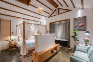 um quarto com uma cama e uma banheira num quarto em shang shan ruo shui 大理上山若水客栈 em Dali