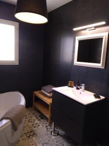 ロモランタンにあるLes Malvasのバスルーム(シンク、バスタブ付)、窓が備わります。