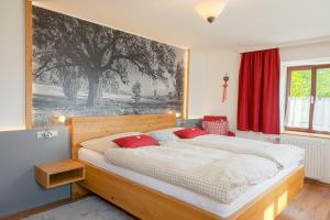 Llit o llits en una habitació de Auszeit am Ziegenhof