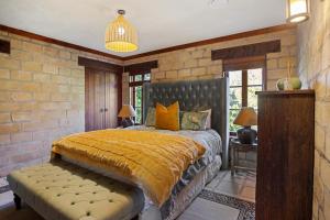 A bed or beds in a room at Villa Casa Maria Luxury Farmhouse