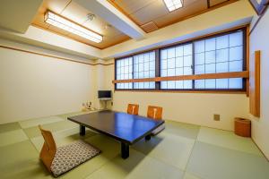 uma sala de conferências com mesa e cadeiras em Ryokan Wakamiya em Quioto