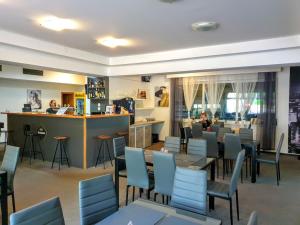 restauracja ze stołami i krzesłami oraz bar w obiekcie Hotel Garni Orlova w mieście Orłowa