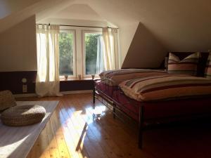 Schlafzimmer mit einem Bett und einem Fenster in der Unterkunft Wohnidylle auf schönem Anwesen im Wald in Bad Honnef am Rhein