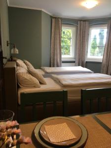 1 Schlafzimmer mit 2 Einzelbetten und einem Tisch in der Unterkunft Decor Park Apartament in Karpacz