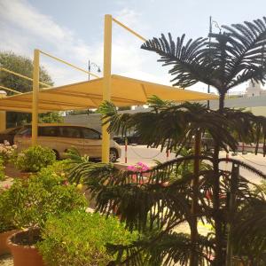 Κήπος έξω από το Bowshar International Hotel
