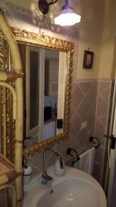 uma casa de banho com um lavatório e um espelho em Casina San Martino em Manduria