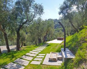 um parque com um banco e uma luz de rua em Appartamenti Villa Vagne by Gardadomusmea em Tremosine Sul Garda