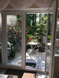 Otwarte drzwi na patio ze stołem i krzesłami w obiekcie Wohnen mitten in Oberhausen, Nähe Centro w mieście Oberhausen